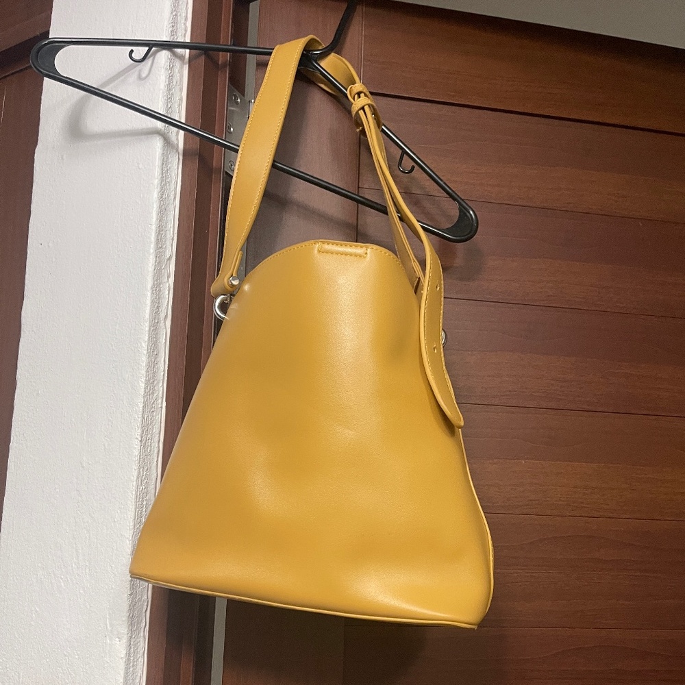Valija Mustard bucket bag with makeup pouch perfect for spring/summer !